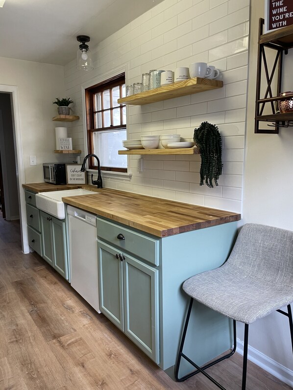 Fridge, microwave, oven, stovetop - Newly remodeled home - adorable and cozy! (Perrysburg)