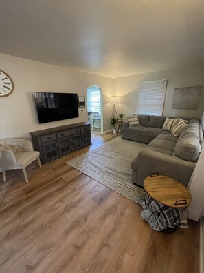 Smart TV - Newly remodeled home - adorable and cozy! (Perrysburg)