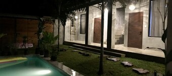 Petit hotel 5 min walk to the beach with Ocean and Mountain View