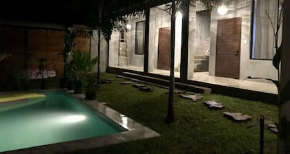 Petit hotel 5 min walk to the beach with Ocean and Mountain View