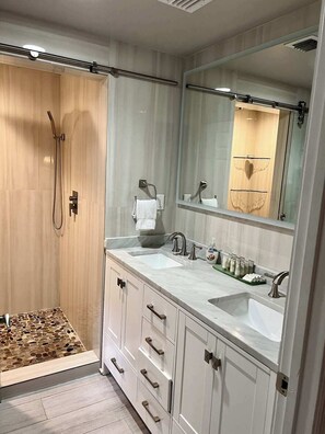 Dusche, Haartrockner, Handtücher, Seife