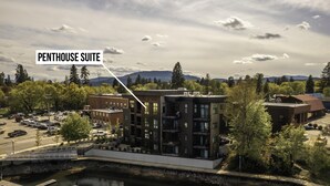 A modern penthouse suite with a view of a river and mountains. - Upscale Lakeview Condo in Downtown Sandpoint (Sandpoint)