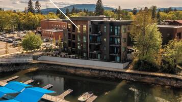 Eine moderne Penthouse-Suite mit Blick auf einen Fluss und Berge.