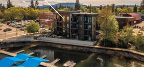 Un moderno apartamento con vistas a un río y montañas.