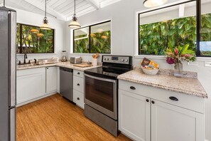 ثلاجة، فرن، موقد طهي مسطح، غسالة أطباق