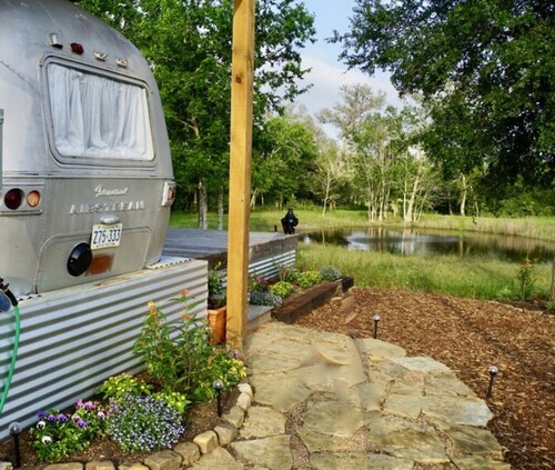 Zoe Cabin - Black Dog Cabins - Round Top, TX