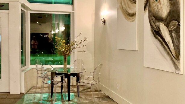 A modern interior with a dining area, a large abstract painting, and a unique ceiling design. - Vintage Q ensuite room, historic railroad hotel (Cowan)