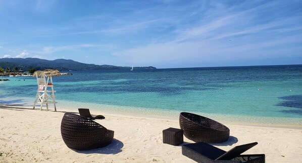 Chaise longue, serviettes de plage