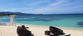 EXCLUSIVE 4BR DESIGNER WATERFRONT VILLA CHEF POOL BEACH ACCESS PICKLEBALL GYM