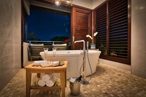 Duschwanne, Haartrockner, Handtücher, Seife