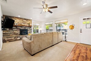 تلفزيون ذكي، مدفأة، ألعاب فيديو، مشغل دي في دي