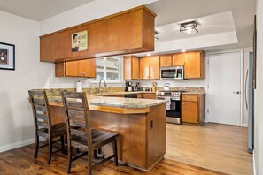 ثلاجة، ميكروويف، فرن، موقد طهي مسطح