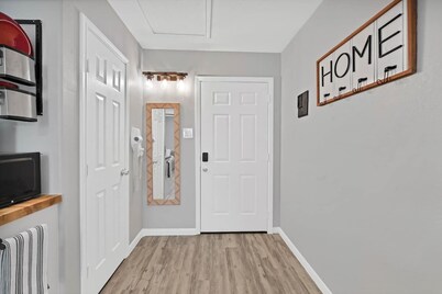 Lakeside Couple's Cabin Getaway @Red Ear River RV Park 