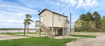 Lakeside Couple's Cabin Getaway @Red Ear River RV Park 