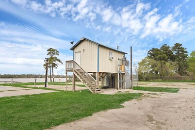 Lakeside Couple's Cabin Getaway @Red Ear River RV Park