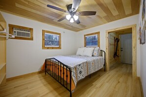 3 dormitoris, planxa i posts de planxar i un bressol de viatge