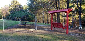Property grounds - Mulberry Cottage on 16 Acres, King Size Bed, No Pet Fee (Grovetown)