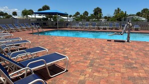 Una piscina al aire libre, una piscina climatizada
