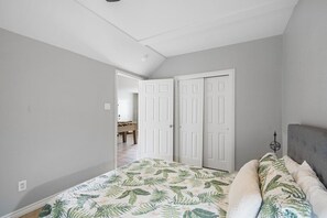 3 bedrooms, desk, iron/ironing board, free WiFi