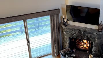 Smart TV, fireplace