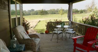 Molly Cabin - Private cabin with 2 bedrooms, one queen and one king bed, full bath with walk-n-shower. Full kitchen with fridge/ice maker, coffee bar, front and back porches, private out door fire pit, outdoor shower.