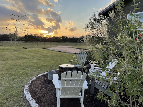 Molly Cabin  - Private cabin with 2 bedrooms, one queen and one king bed, full bath with walk-n-shower. Full kitchen with fridge/ice maker, coffee bar, front and back porches, private out door fire pit, outdoor shower.