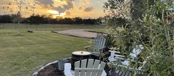 Molly Cabin  - Private cabin with 2 bedrooms, one queen and one king bed, full bath with walk-n-shower. Full kitchen with fridge/ice maker, coffee bar, front and back porches, private out door fire pit, outdoor shower.