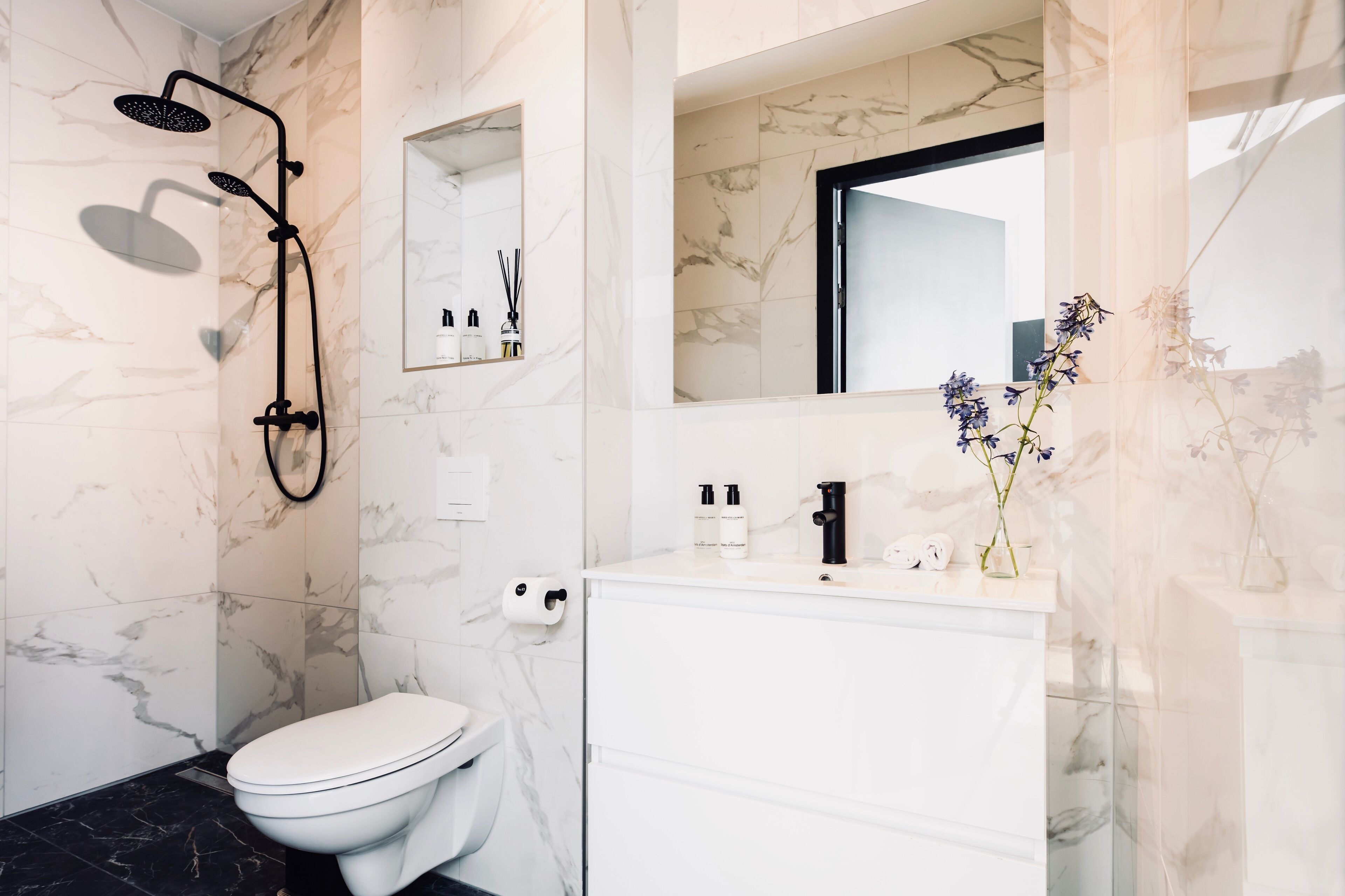 Deluxe tweepersoonskamer, 1 kingsize bed | Badkamer | Een douche, een regendouche, gratis toiletartikelen, een haardroger