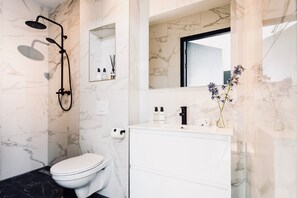 豪華雙人房, 1 張特大雙人床 | 浴室 | 淋浴設備、淋浴花灑、免費盥洗用品、吹風機