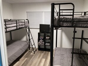 2 bedrooms, iron/ironing board, free WiFi, bed sheets - Clean and Central to Everything! (Pensacola)