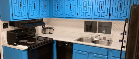 Køleskab, mikrobølgeovn, ovn, kogeplade