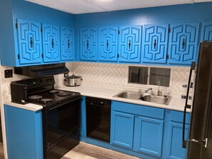 Fridge, microwave, oven, stovetop - Clean and Central to Everything! (Pensacola)