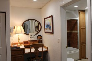 Tina con regadera, tina de hidromasaje, secadora de cabello 