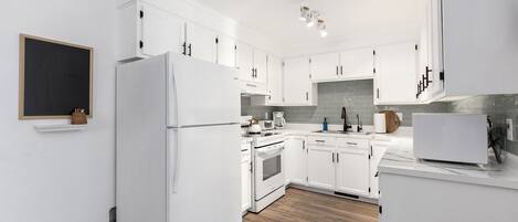 Réfrigérateur, four à micro-ondes, un four, surface de cuisson