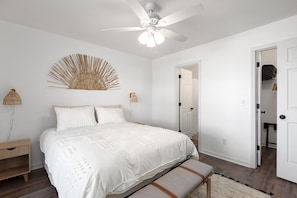 3 bedrooms, desk, WiFi, bed sheets