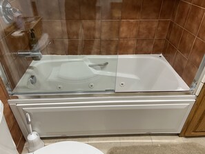 Combinació de dutxa i banyera i banyera d'hidromassatge 