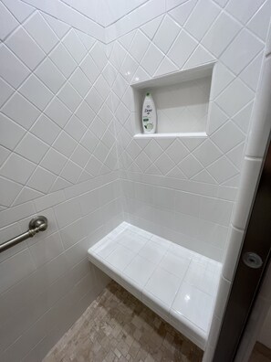 Een douche, een haardroger, handdoeken, zeep