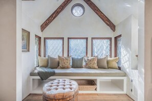 Interior - Calistoga Creek Side Mountain Estate (Middletown)