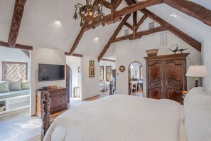 7 bedrooms, desk, iron/ironing board, free WiFi