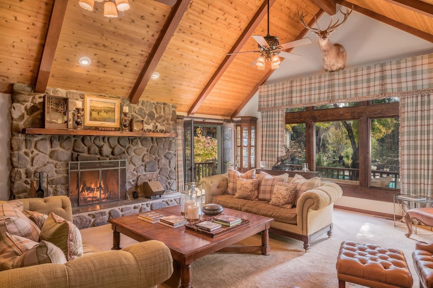 Een smart-tv, een open haard, een stereo en een printer