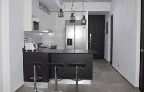 Kjøleskap, mikrobølgeovn, kokeplater og kaffetrakter/tekoker