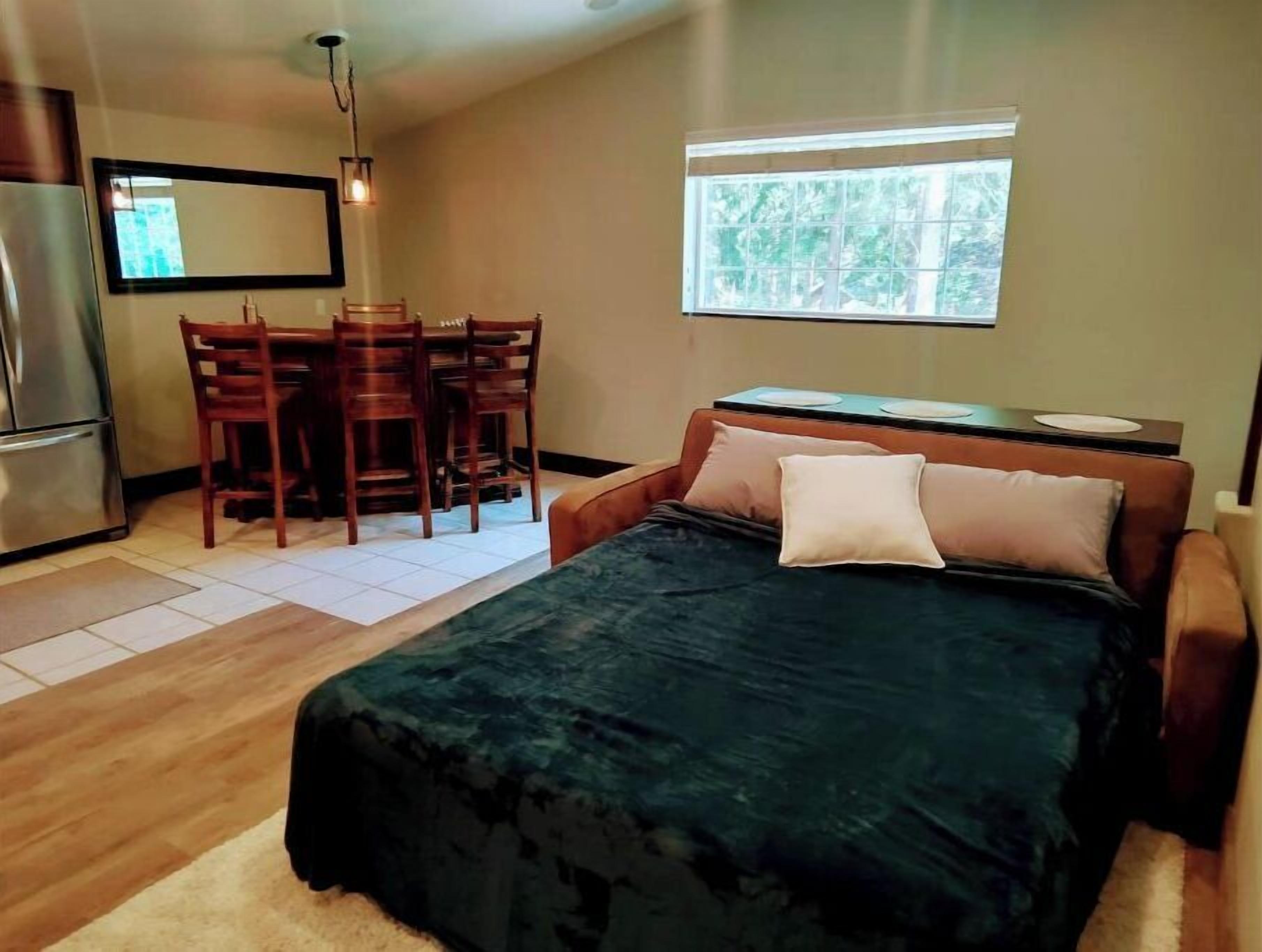 2 عدّة غرف نوم ومكتب وسرير سفر وواي فاي مجانًا