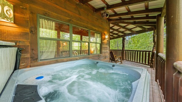Outdoor spa tub - Skyhawk Cabin! One-floor/King beds/Jetted tubs/Hot Tub/Billiard/Arcade/Secluded (Sevierville)