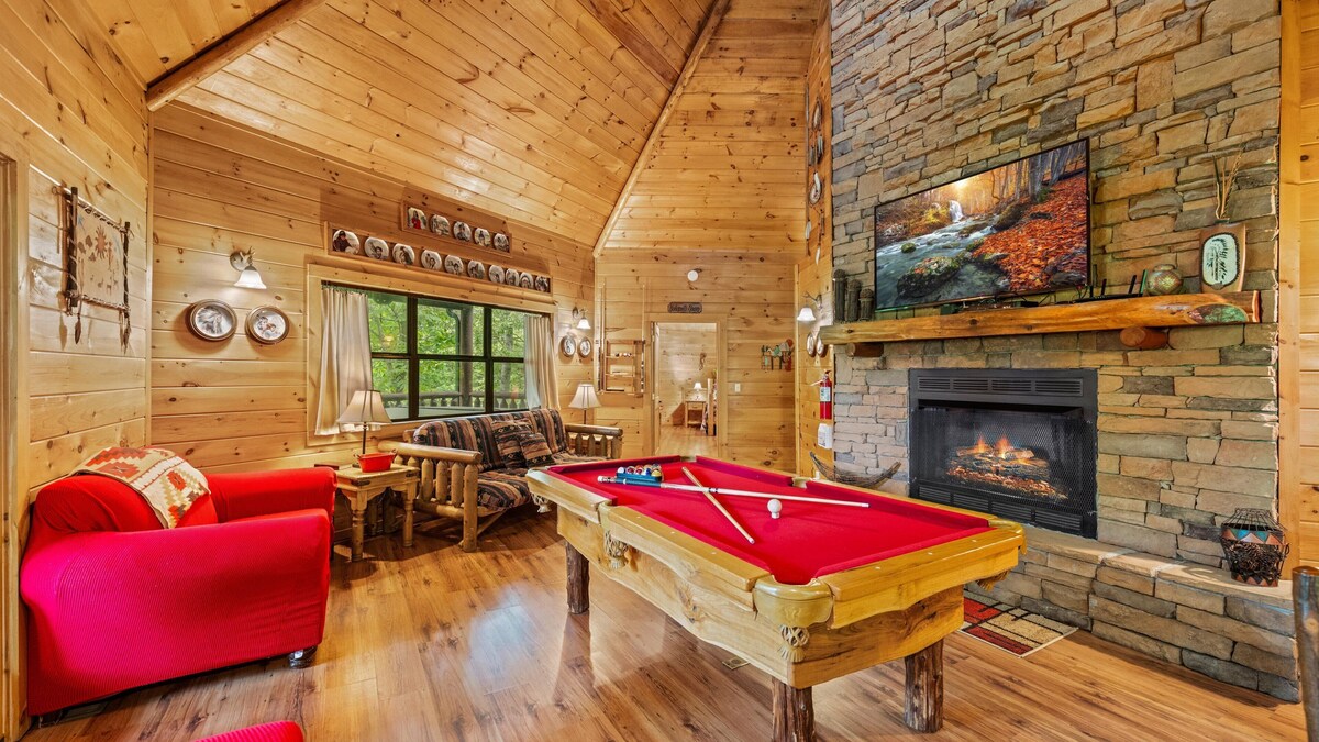 Skyhawk Cabin! One-floor/King beds/Jetted tubs/Hot Tub/Billiard/Arcade/Secluded
