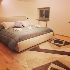 2 chambres, bureau, fer et planche à repasser, lit de bébé portatif