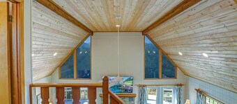 Luxury Mountaintop Views with Hot Tub - 1 min to town