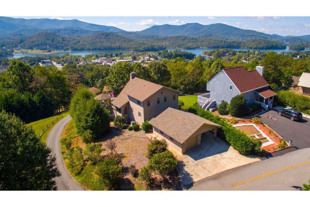 Luxury Mountaintop Views with Hot Tub - 1 min to town