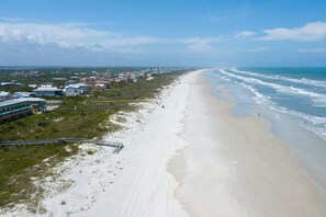 Condo, 1 très grand lit (SEA -117 2BR Ocean View Pool Free Tix) | Plage | Sur la plage