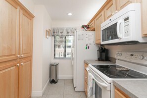 Condo, 1 King Bed (SEA -117 2BR Ocean View Pool Free Tix) | Private kitchen