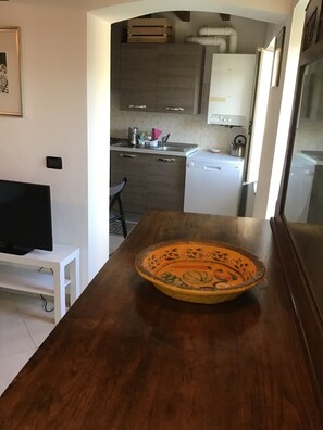 Fridge, microwave, oven, stovetop - The Wind House (Cerri)
